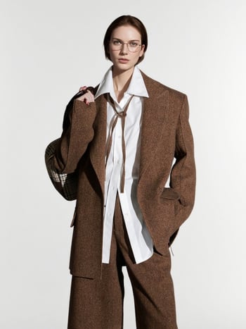 Дамски вълнен костюм, модел с райета/каре, двойно закопчаване, яка в стил костюм, есен 2025