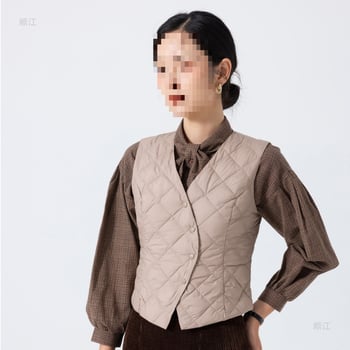 Лека пухена жилетка с сив патициев пух, V-образна яка, едно копче за закопчаване, A-образен силует