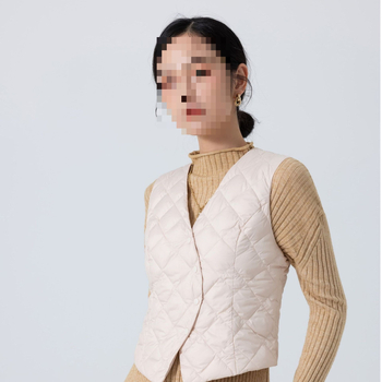 Лека пухена жилетка с сив патициев пух, V-образна яка, едно копче за закопчаване, A-образен силует