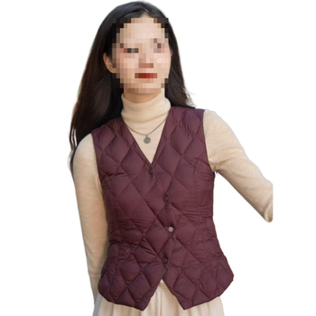 Лека пухена жилетка с сив патициев пух, V-образна яка, едно копче за закопчаване, A-образен силует