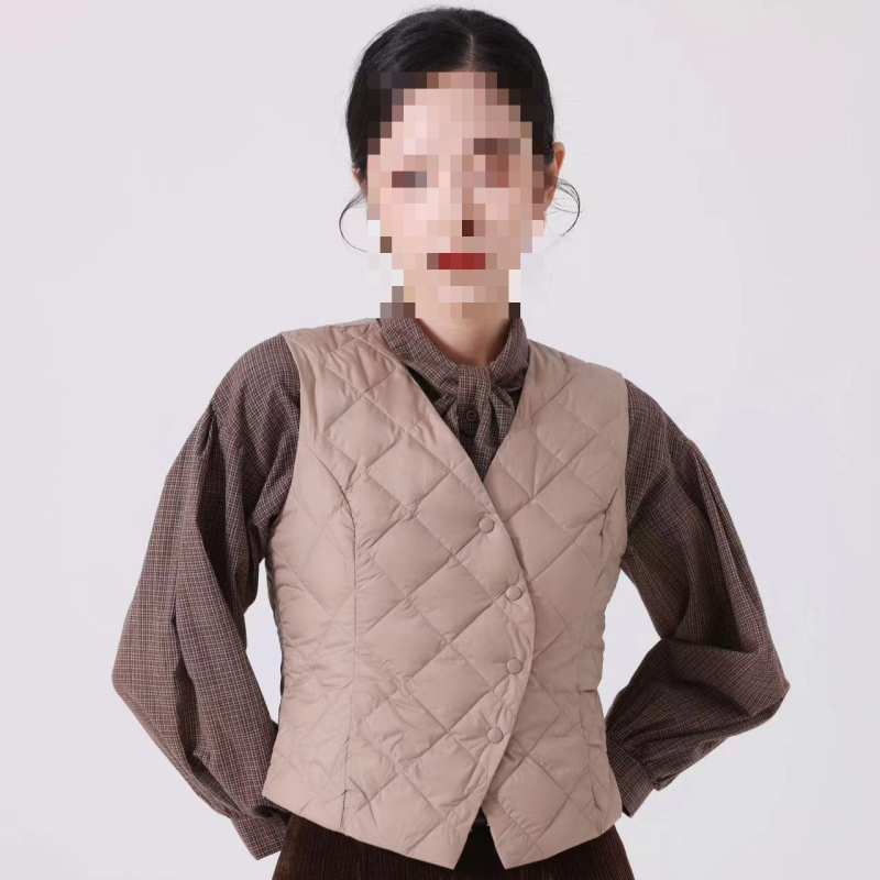 Лека пухена жилетка с сив патициев пух, V-образна яка, едно копче за закопчаване, A-образен силует