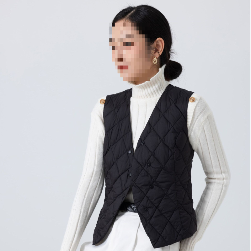 Лека пухена жилетка с сив патициев пух, V-образна яка, едно копче за закопчаване, A-образен силует