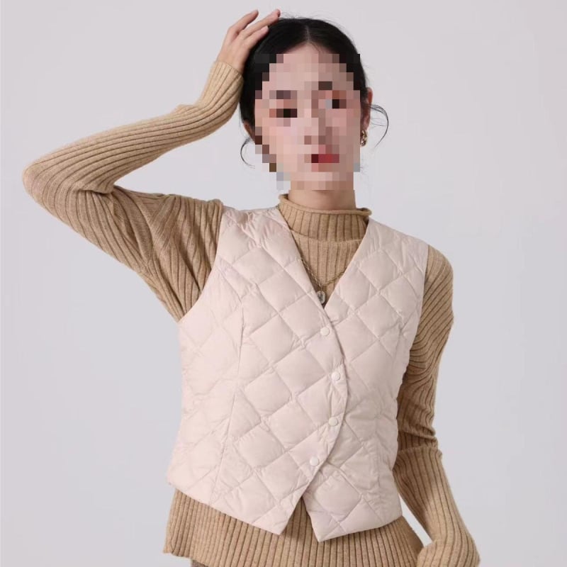 Лека пухена жилетка с сив патициев пух, V-образна яка, едно копче за закопчаване, A-образен силует