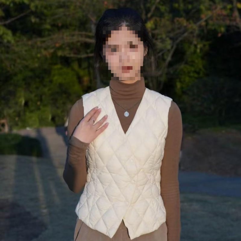 Лека пухена жилетка с сив патициев пух, V-образна яка, едно копче за закопчаване, A-образен силует