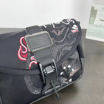 Geantă crossbody pentru bărbați cu broderie Dragon Year – Nylon, rezistență la abraziune, model cu animale, căptușeală poliester, pentru uz zilnic și drumuri de afaceri