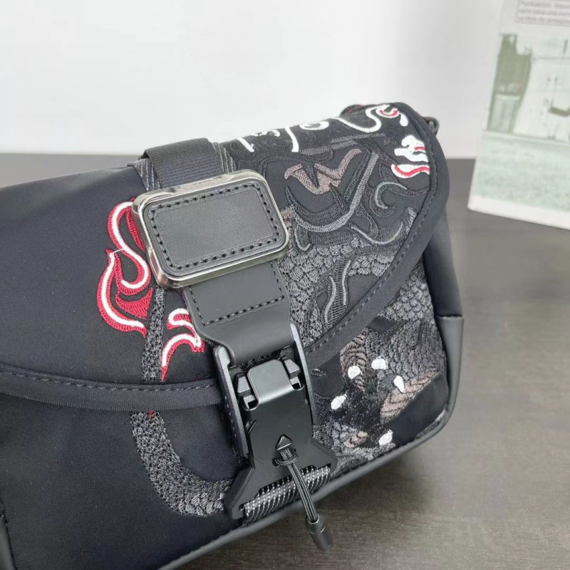 Geantă crossbody pentru bărbați cu broderie Dragon Year – Nylon, rezistență la abraziune, model cu animale, căptușeală poliester, pentru uz zilnic și drumuri de afaceri