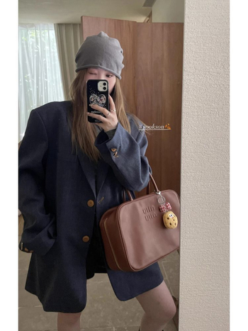 Дамски малък костюм с поло яка, дълги ръкави, полиестер 50–70% в тъканта, еднобортно закопчаване