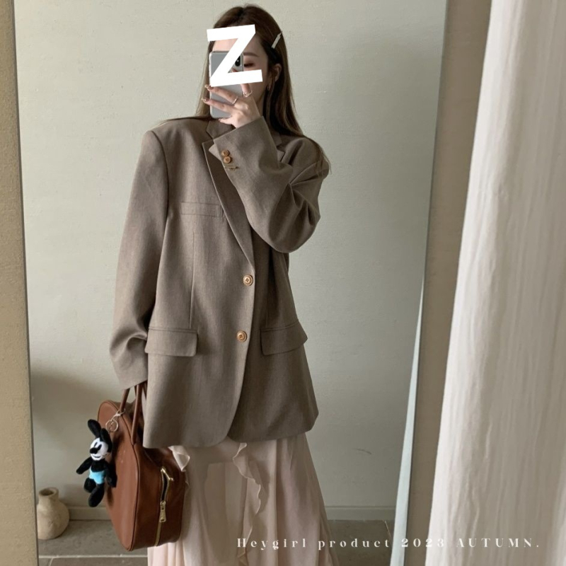 Дамски малък костюм с поло яка, дълги ръкави, полиестер 50–70% в тъканта, еднобортно закопчаване