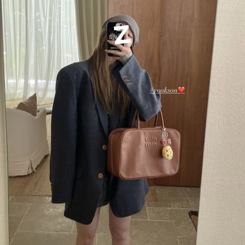 Дамски малък костюм с поло яка, дълги ръкави, полиестер 50–70% в тъканта, еднобортно закопчаване