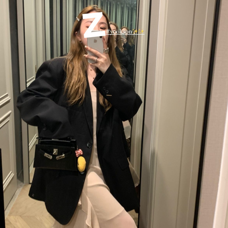 Дамски малък костюм с поло яка, дълги ръкави, полиестер 50–70% в тъканта, еднобортно закопчаване