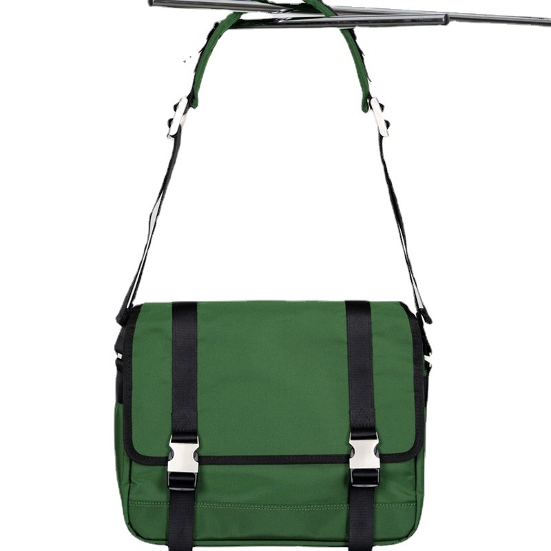 Muška crossbody torba – zatvaranje kapicom, Oxford materijal, prostor za 15,6-inčni laptop, unutarnji džep za telefon, s jednom naramenicom