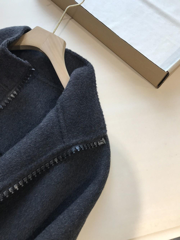 Ženski kaput od vune i kašmira, jednobojan, stojeći ovratnik, dugi rukavi, duljina 50–65 cm