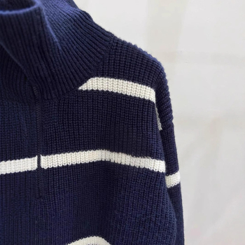 Unisex pleteni džemper s prugama i stojećim ovratnikom, debeli pleteni materijal, udoban kroj, pamuk-elastan mješavina