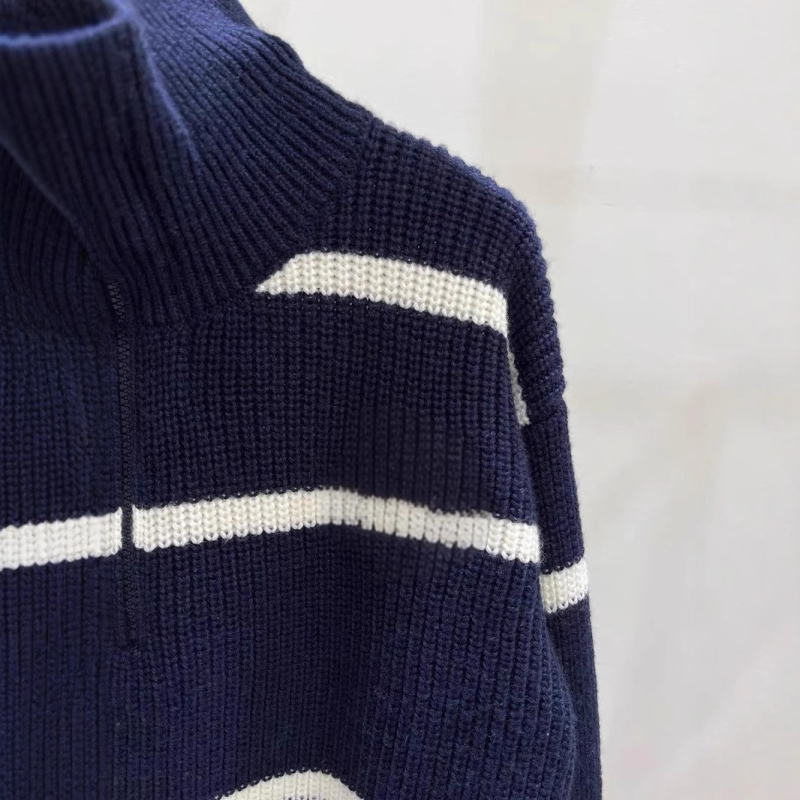Unisex pleteni džemper s prugama i stojećim ovratnikom, debeli pleteni materijal, udoban kroj, pamuk-elastan mješavina