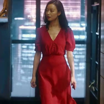 V-nyakú ruha, puffos rövid ujjú, poliészter anyag, A-vonalú szabás, középméretű hosszúság