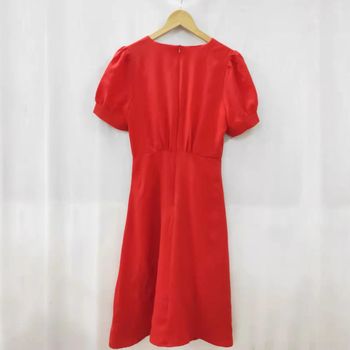 V-nyakú ruha, puffos rövid ujjú, poliészter anyag, A-vonalú szabás, középméretű hosszúság