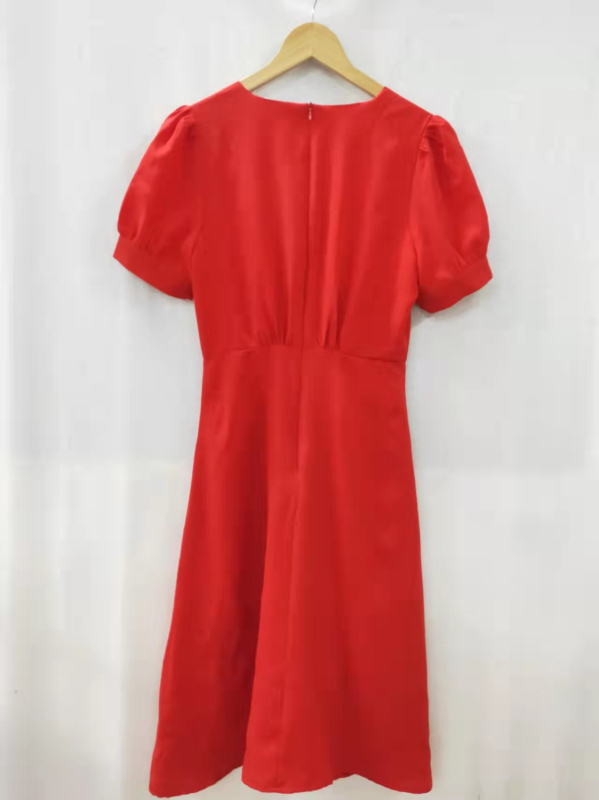 V-nyakú ruha, puffos rövid ujjú, poliészter anyag, A-vonalú szabás, középméretű hosszúság