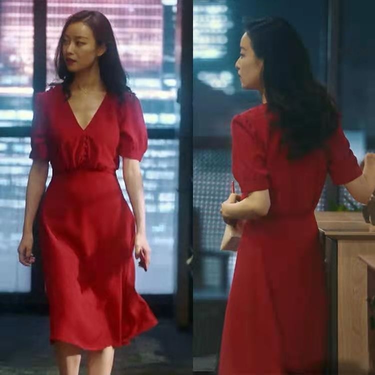 V-nyakú ruha, puffos rövid ujjú, poliészter anyag, A-vonalú szabás, középméretű hosszúság