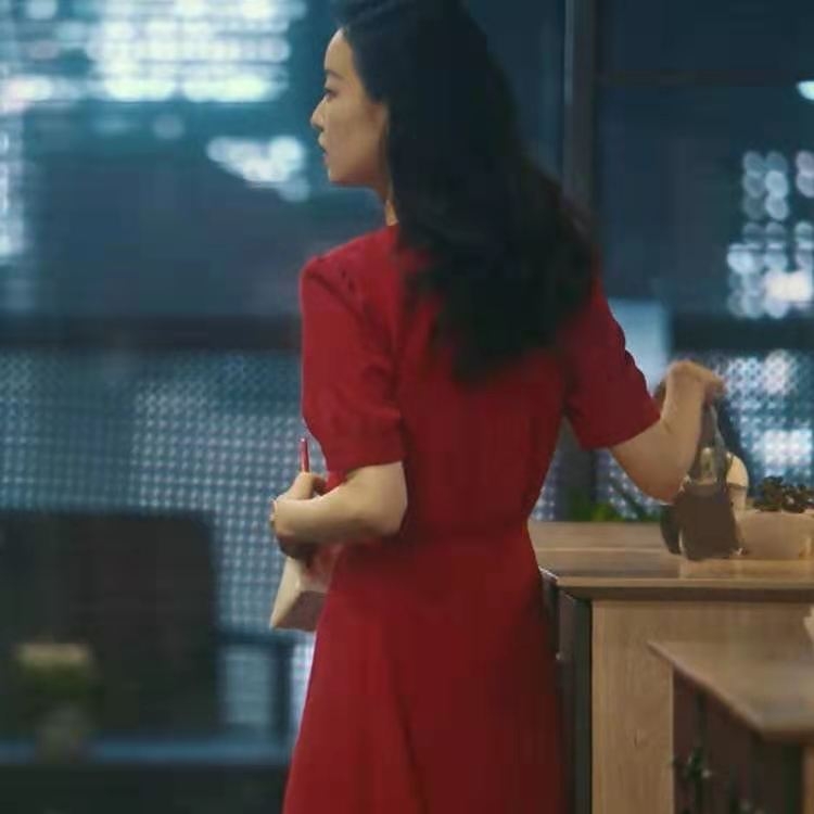 V-nyakú ruha, puffos rövid ujjú, poliészter anyag, A-vonalú szabás, középméretű hosszúság