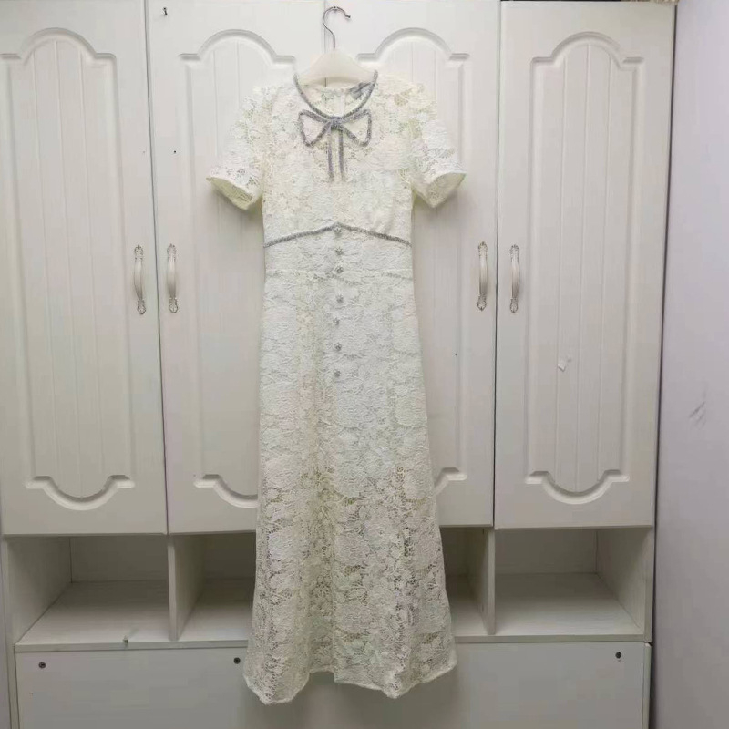 Csipkés, rövid ujjú ruha masnival, karcsúsított szabásvonalú, hosszú ruha, poliészter 90–95%