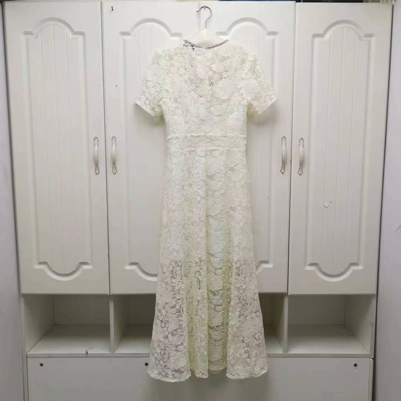 Csipkés, rövid ujjú ruha masnival, karcsúsított szabásvonalú, hosszú ruha, poliészter 90–95%