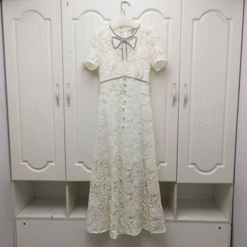 Csipkés, rövid ujjú ruha masnival, karcsúsított szabásvonalú, hosszú ruha, poliészter 90–95%