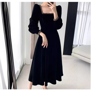 Midi ruha A-vonalú, négyszögletes nyakkal, hosszú puffos ujjak, anyaga alpaka és regenerált cellulóz keverék (50-70% alpaka, 30% regenerált cellulóz)