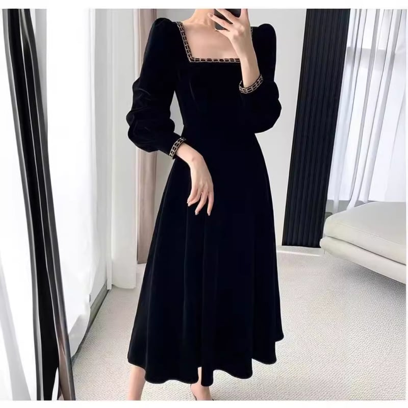 Midi ruha A-vonalú, négyszögletes nyakkal, hosszú puffos ujjak, anyaga alpaka és regenerált cellulóz keverék (50-70% alpaka, 30% regenerált cellulóz)