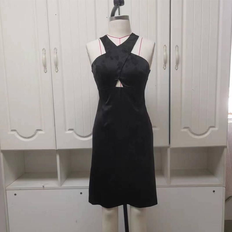 Jacquard haljina s halter-neckom, bodycon kroj, leđa otvorena, midi duljine, poliester jednobojan