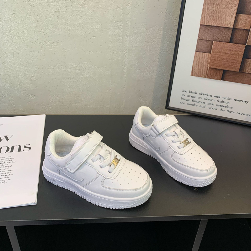 Dječje sportske tenisice s prozračnim gornjim dijelom, gumom na đonu i Velcro zatvaranjem; unisex dizajn, pogodne za proljeće i jesen.