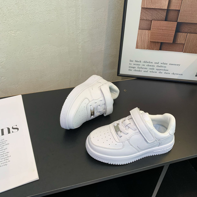Dječje sportske tenisice s prozračnim gornjim dijelom, gumom na đonu i Velcro zatvaranjem; unisex dizajn, pogodne za proljeće i jesen.