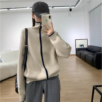 Cardigan-stil pleteni džemper s visokim ovratnikom i zatvaračem, gust materijal, dugi rukavi, uzorak gradski pejzaž, japansko-korejski ležerni stil, jesen-zima 2025