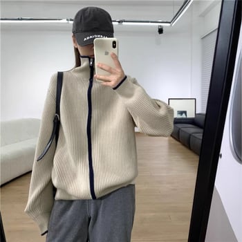 Cardigan-stil pleteni džemper s visokim ovratnikom i zatvaračem, gust materijal, dugi rukavi, uzorak gradski pejzaž, japansko-korejski ležerni stil, jesen-zima 2025