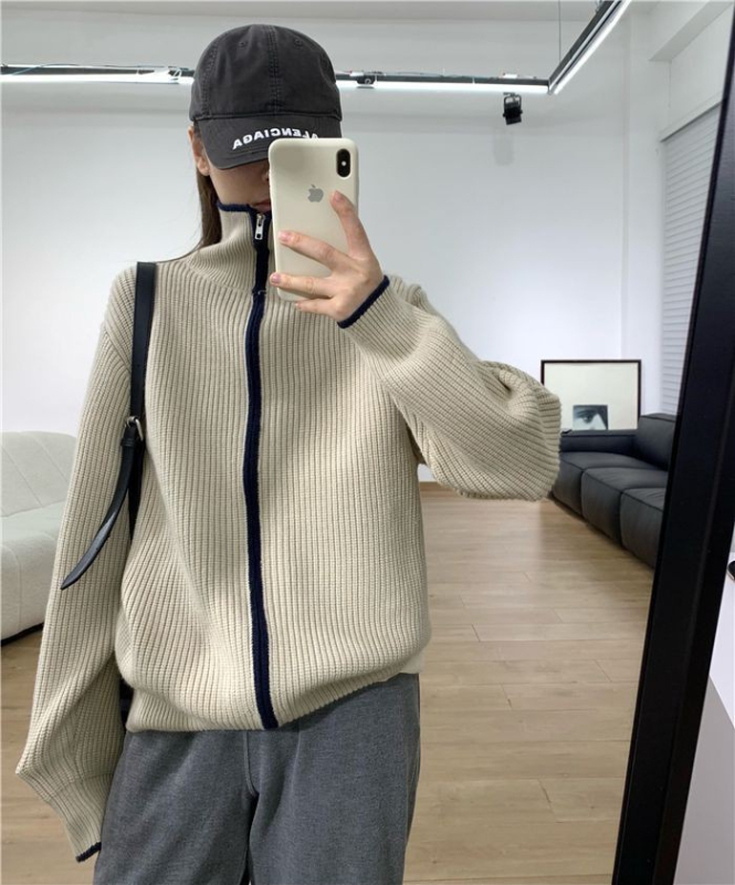 Cardigan-stil pleteni džemper s visokim ovratnikom i zatvaračem, gust materijal, dugi rukavi, uzorak gradski pejzaž, japansko-korejski ležerni stil, jesen-zima 2025