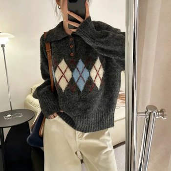 Džemper s polo ovratnikom, dugi rukavi, slobodan kroj, kolažni pleteni dizajn (jesen 2025)