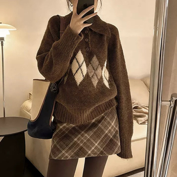 Džemper s polo ovratnikom, dugi rukavi, slobodan kroj, kolažni pleteni dizajn (jesen 2025)