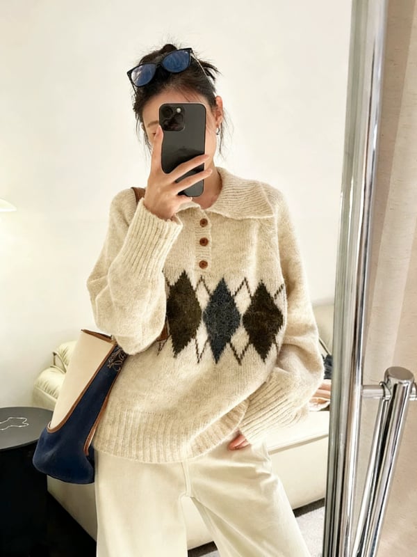 Džemper s polo ovratnikom, dugi rukavi, slobodan kroj, kolažni pleteni dizajn (jesen 2025)