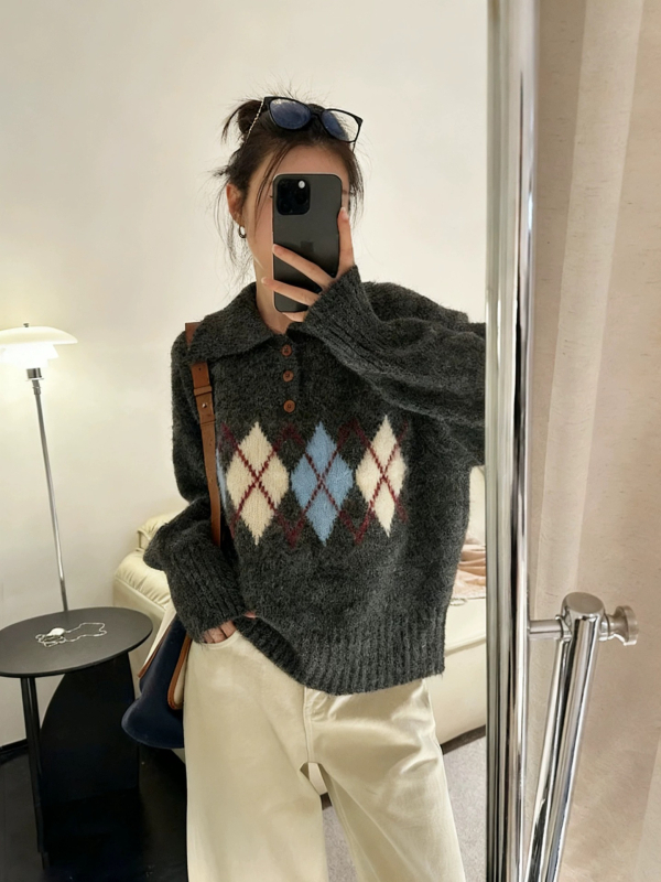 Džemper s polo ovratnikom, dugi rukavi, slobodan kroj, kolažni pleteni dizajn (jesen 2025)