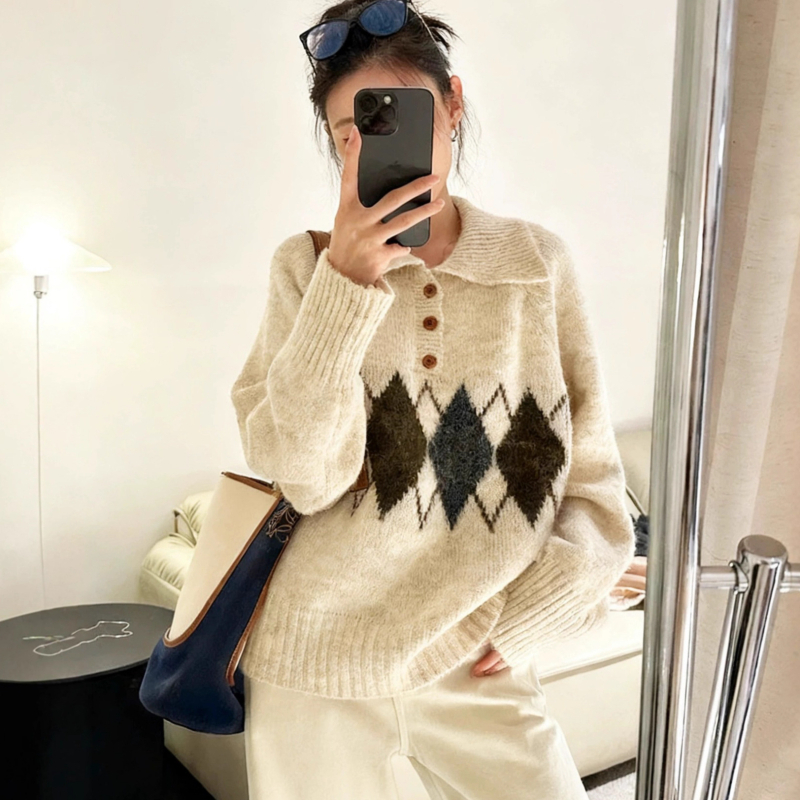 Džemper s polo ovratnikom, dugi rukavi, slobodan kroj, kolažni pleteni dizajn (jesen 2025)