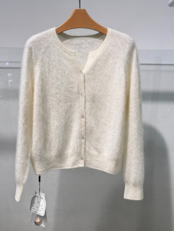 Γυναικείος καρντίνγκ από κασμίρ με βελούδινη υφή – στρογγυλός λαιμός, μακριά μανίκια, κανονική πυκνότητα, Χειμώνας 2025