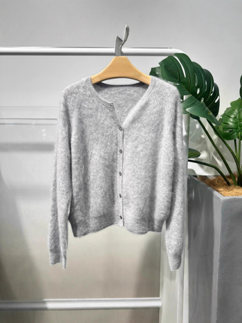 Γυναικείος καρντίνγκ από κασμίρ με βελούδινη υφή – στρογγυλός λαιμός, μακριά μανίκια, κανονική πυκνότητα, Χειμώνας 2025