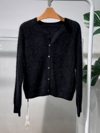 Γυναικείος καρντίνγκ από κασμίρ με βελούδινη υφή – στρογγυλός λαιμός, μακριά μανίκια, κανονική πυκνότητα, Χειμώνας 2025