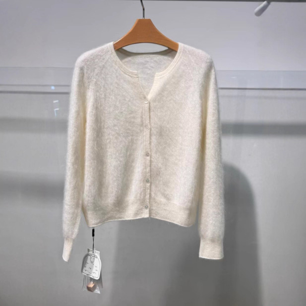 Γυναικείος καρντίνγκ από κασμίρ με βελούδινη υφή – στρογγυλός λαιμός, μακριά μανίκια, κανονική πυκνότητα, Χειμώνας 2025