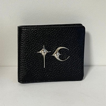 Novčanik s višestrukim džepovima za kartice, koža prvog sloja s lychee teksturom, metalni logo, kratki stil, poliester podstava, proljeće 2024