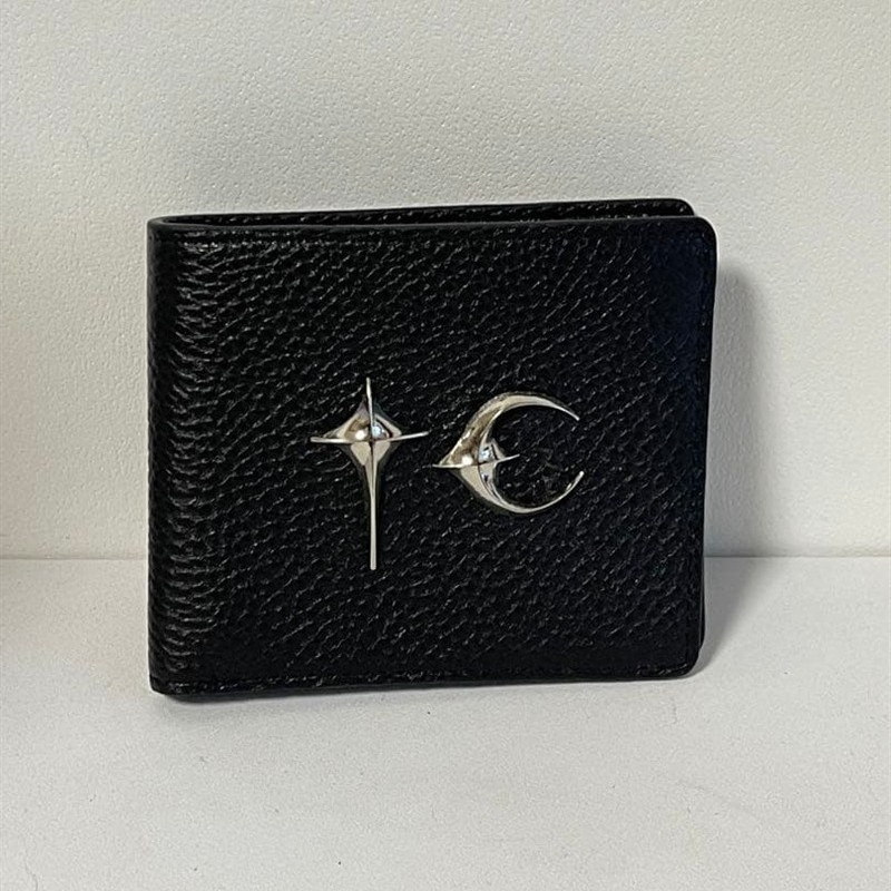 Novčanik s višestrukim džepovima za kartice, koža prvog sloja s lychee teksturom, metalni logo, kratki stil, poliester podstava, proljeće 2024