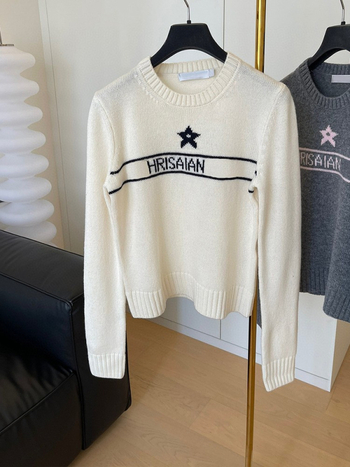 Pulover od vune i kašmira s jacquard uzorkom slova, okrugli izrez, dugi rukavi, uski kroj