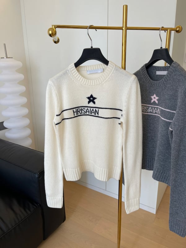 Pulover od vune i kašmira s jacquard uzorkom slova, okrugli izrez, dugi rukavi, uski kroj