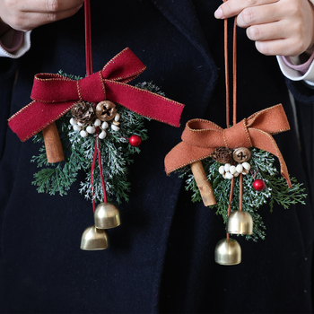 Коледна декорация за врата с панделка и камбанка, акцент шишарка, метал и дърво