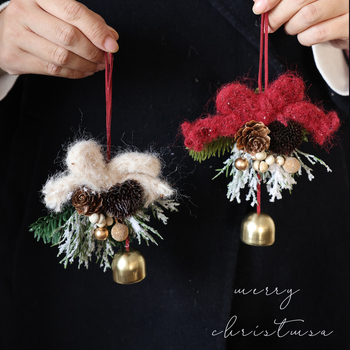 Коледна декорация за врата с панделка и камбанка, акцент шишарка, метал и дърво