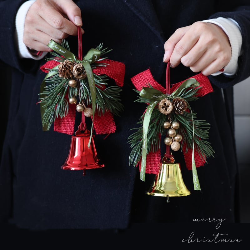 Коледна декорация за врата с панделка и камбанка, акцент шишарка, метал и дърво